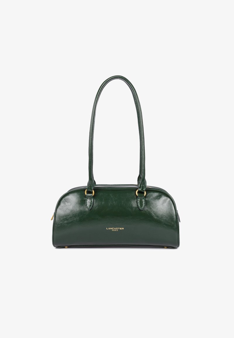 Sac à main en cuir vert avec une forme arrondie, deux poignées, des détails en métal doré et un logo en relief à l'avant. Fini lisse et brillant.