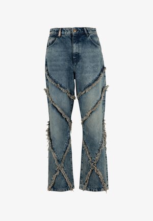 Niebieskie dżinsy z wysokim stanem i ukośnymi postrzępionymi szwami tworzącymi wzory w kształcie litery X na nogawkach, zapięcie na guzik i suwak.