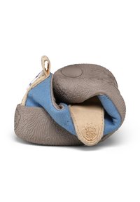 Scarpa flessibile in gomma marrone con superficie testurizzata, accento in tela blu e una toppa in camoscio beige, con dettaglio di un bottone circolare.