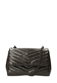 Borsa a tracolla in pelle marrone scuro con un motivo a zigzag cucito. Presenta una chiusura a patta e una tracolla a catena. Esibita senza ulteriori dettagli.