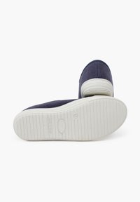 Jūros mėlynos kanvasinės šlepetės su baltu guminio padu, turinčios horizontalius griovelius ir suapvalintą nosį. Pagaminta Ispanijoje.