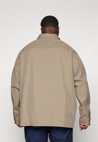 Calvin Klein Könnyű dzseki - brindle