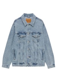 Veste en denim bleu clair avec fermeture avant à boutons, deux poches poitrine à rabat avec boutons, et deux poches latérales, étiquetée Pull&Bear.