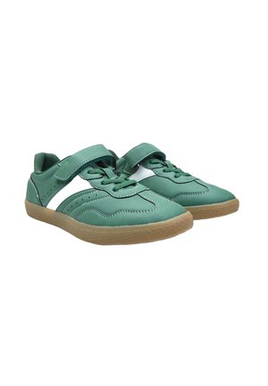 Sneaker verdi in pelle con superficie testurizzata, dettagli bianchi, chiusura con lacci e velcro, e suola in gomma marrone.