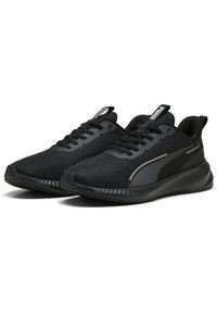 Baskets de sport noires avec une tige en mesh, des accents texturés, un col rembourré et une semelle en caoutchouc épaisse au design élégant.