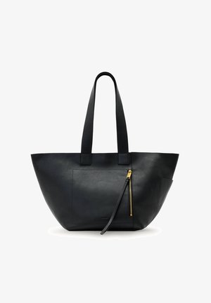 Zwarte leren handtas met een gestructureerde vorm, platte handvaten, een voorvak met gouden ritssluiting en een gladde textuur.