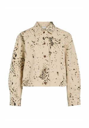 Veste en jean raccourcie beige avec imprimé tacheté noir, dotée d'un col classique, d'une fermeture à boutons sur le devant et de manches longues.