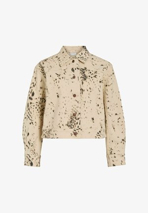 Veste en jean raccourcie beige avec imprimé tacheté noir, dotée d'un col classique, d'une fermeture à boutons sur le devant et de manches longues.
