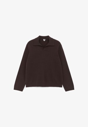 Donkerbruine trui met lange mouwen en open kraag zonder zichtbare knopen, platliggend op een witte achtergrond.