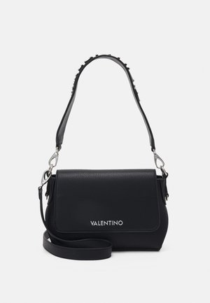 Zwarte Valentino schoudertas met textuur, klep, zilveren logo aan de voorkant en afneembare riem met zilveren studs op het bovenste handvat.