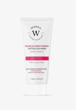 Biała tubka z zakrętką na wkręt, z czarnym napisem i różowym paskiem. Nazwa produktu: Oczyszczająca Maseczka Clay Tropical Fruit Fusion, 50ml.