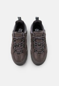 Scarpe da trekking marroni con tomaia in suede texture, pannelli in rete, lacci elastici, punta rinforzata e accenti bianchi a contrasto.