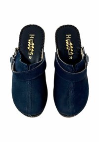 Zoccoli blu navy in pelle morbida. Schiena chiusa con cinturino e dettaglio della fibbia. Suole spesse e testurizzate con cuciture visibili. Taglia 35.