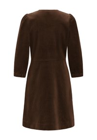 Robe en velours côtelé marron avec manches trois-quarts et jupe légèrement évasée, vue de dos sur fond blanc.