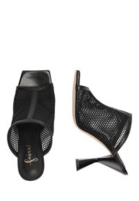 Zwarte mesh open teen sandalen met een vierkante hak, met een strak ontwerp en textuurmateriaal. De binnenkant toont een logo op een zwarte inlegzool.