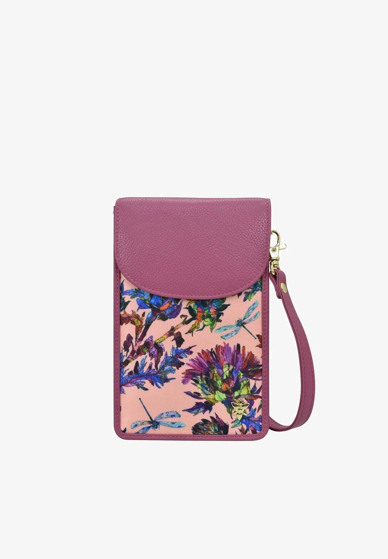 Crosbody-Tasche mit floralem Druck, einem strukturierten pinken Lederdeckel und -riemen. Mit lebhaften Blumen und Libellen auf einem sanften rosa Hintergrund.