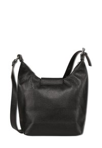 Zwarte leren schoudertas met een ronde vorm, textuur oppervlak en verstelbare schouderriem. Heeft een bovenste ritssluiting en een platte voorzak.