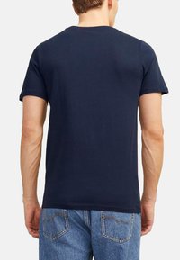 Marineblaue Baumwoll-T-Shirt mit kurzen Ärmeln, Rundhalsausschnitt und einer einfachen, glatten Textur; von hinten gezeigt.