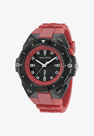 Orologio con cinturino in silicone rosso, quadrante nero texturizzato, lancette delle ore e dei minuti in argento e cassa rotonda nera, con indici delle ore e logo bianchi.