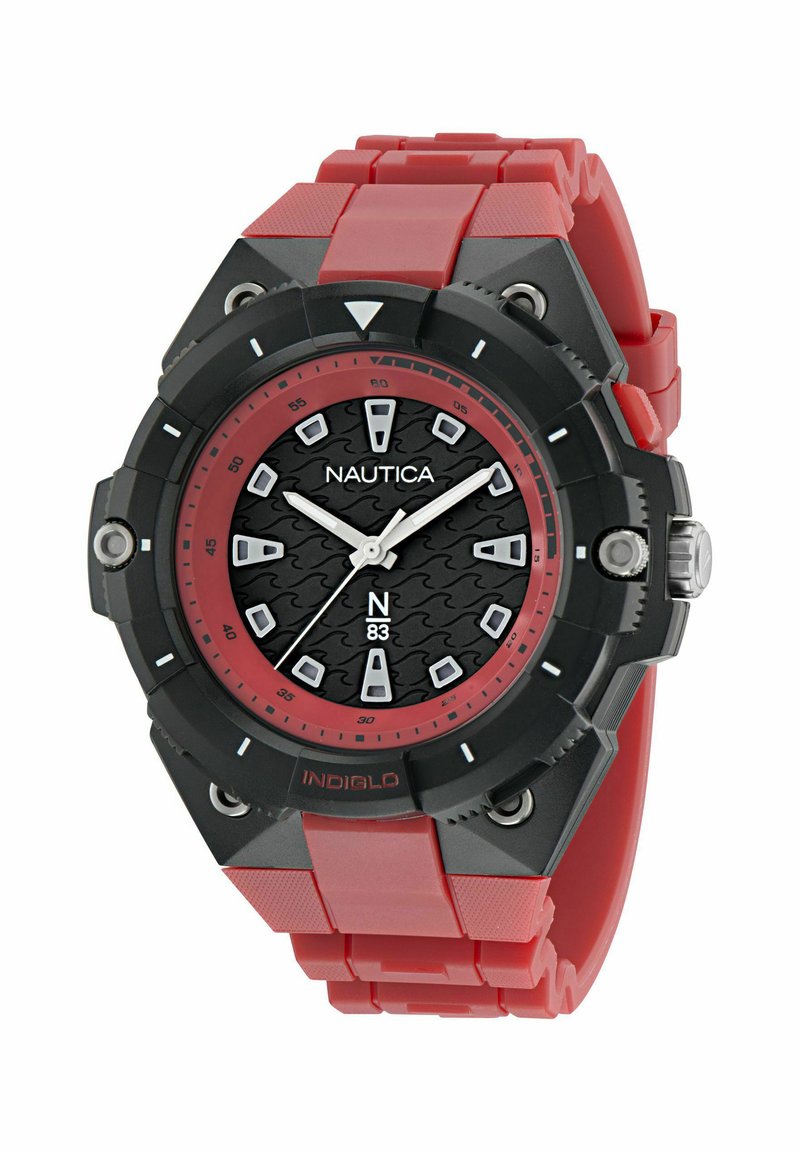 Raudona silikono apyrankė su juodu tekstūruotu ciferblatu, sidabriniais valandų ir minučių rodyklėmis bei apvaliu juodu korpusu, turinčiu baltas valandų žymes ir logotipą.