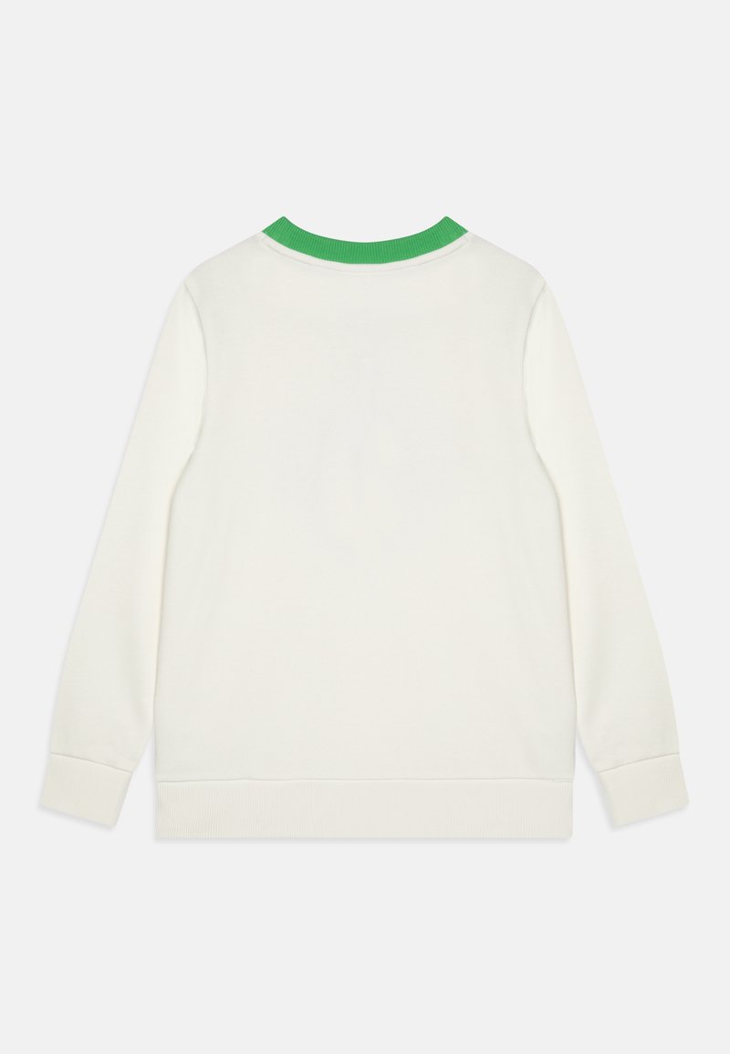 Sweatshirt couleur crème avec un col côtelé vert et des poignets côtelés, fabriqué à partir d'un tissu lisse avec une coupe décontractée.