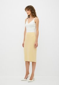 adL WITH BACK ZIPPER - Pouzdrová sukně - yellow