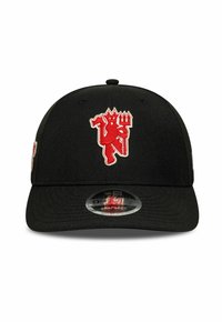 Casquette snapback noire avec un diable rouge tenant un trident et un petit drapeau brodés sur le panneau avant, autocollant sur le bord.