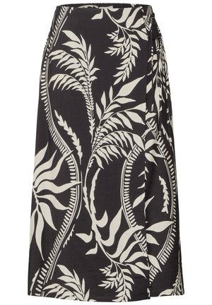 Falda envolvente con fondo negro y grandes patrones de hojas blancas, cintura elástica y detalle de lazada lateral. Tejido suave y ligero.