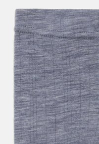 Grå strikket stoff med en fin ribbet tekstur, med subtile variasjoner i nyanse. Glatt overflate, elastisk materiale som er egnet for bruk.