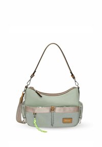 Bolso de hombro de tela verde con forma curvada, detalles en cuero marrón, cierre superior de cremallera y detalle de borla en verde neón.