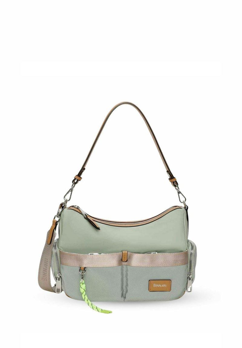 Bolso de hombro de tela verde con forma curvada, detalles en cuero marrón, cierre superior de cremallera y detalle de borla en verde neón.