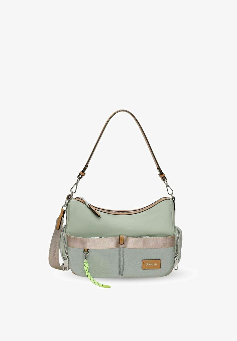 Bolso de hombro de tela verde con forma curvada, detalles en cuero marrón, cierre superior de cremallera y detalle de borla en verde neón.