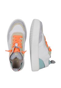 Weiße Leder-Sneaker mit orangefarbenen Schnürsenkeln, mehrfarbigen Mesh-Details, grauen Akzenten und einer strukturierten Gummisohle.