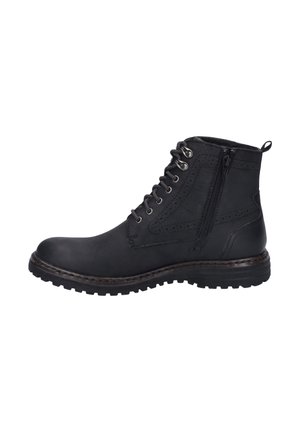 Botas negras hasta el tobillo, hechas de cuero, con puntera redonda, cordones en la parte delantera, cremallera lateral y detalles texturizados en la parte superior, que cuentan con una suela robusta.