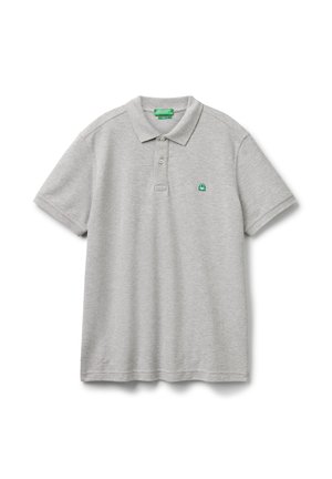 Szary bawełnowy polo z klasycznym kołnierzykiem, krótkimi rękawami, trzema guzikami z przodu oraz zielonym logo po lewej stronie klatki piersiowej.