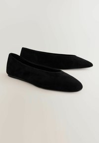 Mustat samettiset ballerinat, joissa on soikea kärki, sileä pinta ja minimalistinen siluetti. Ei näkyvää metalliosaa tai kuvioita.