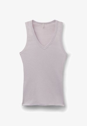 Lichtpaars mouwloos geribd gebreid topje met V-hals, plat gelegd op een witte achtergrond.
