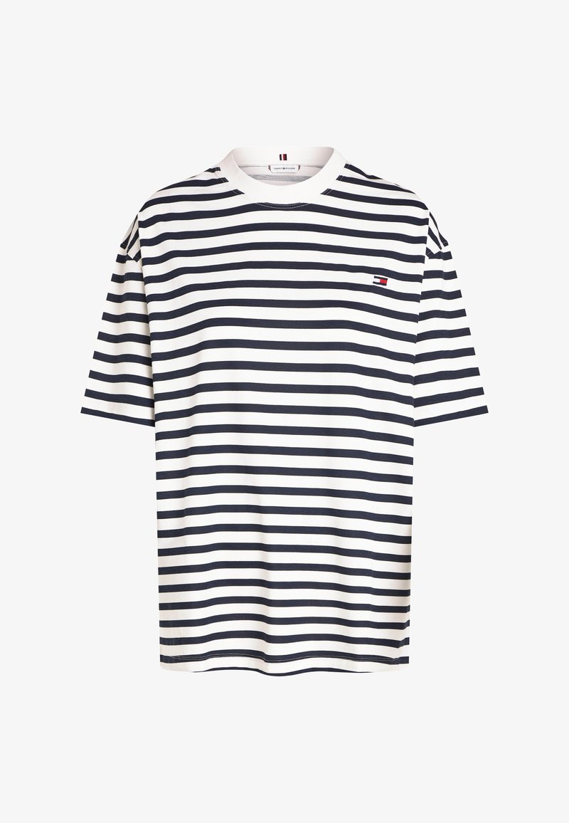 T-shirt rayé avec des bandes horizontales bleues marines et blanches, col rond, manches courtes et un petit logo brodé sur la poitrine. Tissu en coton doux.