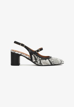 Zapato slingback con estampado de piel de serpiente en blanco y negro, tacón ancho, correas con doble hebilla y punta puntiaguda.