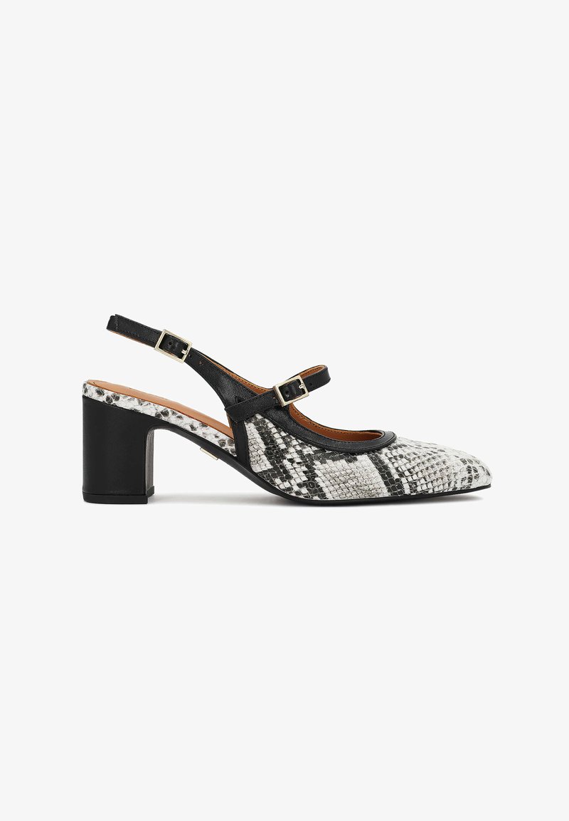 Chaussure slingback à motif peau de serpent en noir et blanc, avec talon bloc, brides à double boucle et bout pointu.