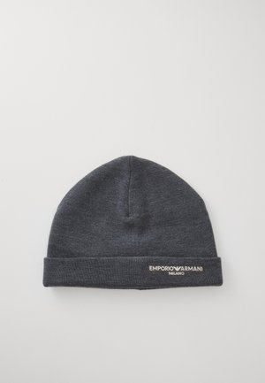Chapeau en tricot gris avec un revers. Il arbore un logo brodé "EMPORIO ARMANI MILANO" sur le revers. Texture douce et design ajusté.