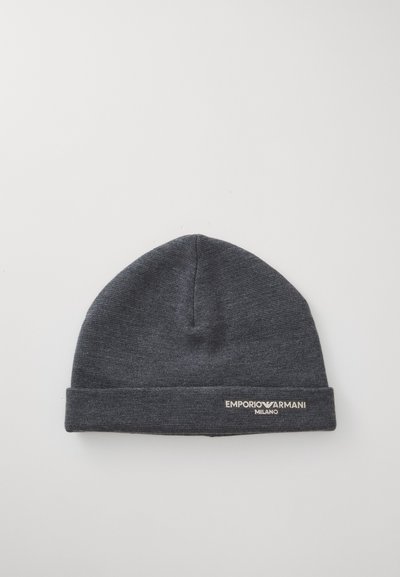 Szara dzianinowa czapka beanie z podwiniętym mankietem. Posiada haftowane logo "EMPORIO ARMANI MILANO" na mankiecie. Miękka tekstura i dopasowany krój.