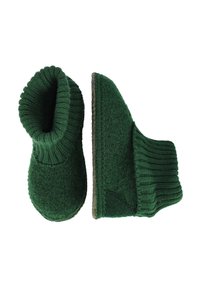 Groene gebreide pantoffels met een omgeslagen boord, wollen textuur en rubberen zolen voor gebruik binnenshuis. Het zijontwerp heeft gestructureerde patronen.