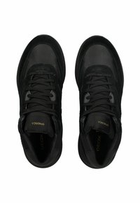 Zapatillas negras de cuero y ante, con un acabado texturizado, puntera redonda, cordones planos y acentos dorados del logo en la lengüeta.