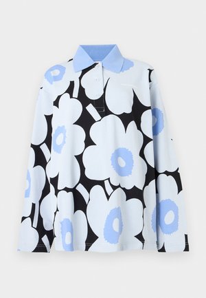 Tricou polo cu mânecă lungă, cu imprimeuri mari florale albe și albastre deschise pe un fundal negru și un guler solindal albastru deschis.
