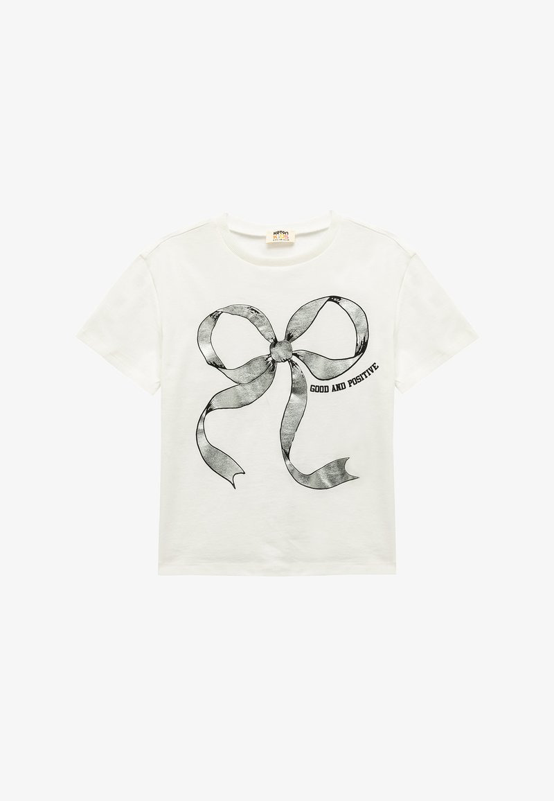 Weißes Baumwoll-T-Shirt mit einer großen schwarzen Schleifen-Grafik und dem Text "GUT UND POSITIV" darunter. Rundhalsausschnitt und kurze Ärmel.