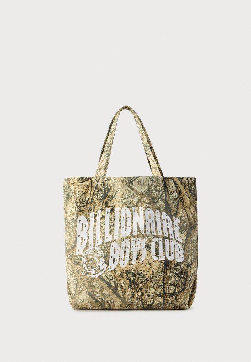 Sac fourre-tout à motif camouflage en tissu texturé avec deux poignées. Présente un logo blanc bien visible sur un côté.