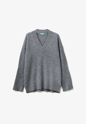 Pullover grigio a scollo a V realizzato in morbido tessuto a maglia, con polsini e orlo a coste, dal taglio rilassato e spalle scese.