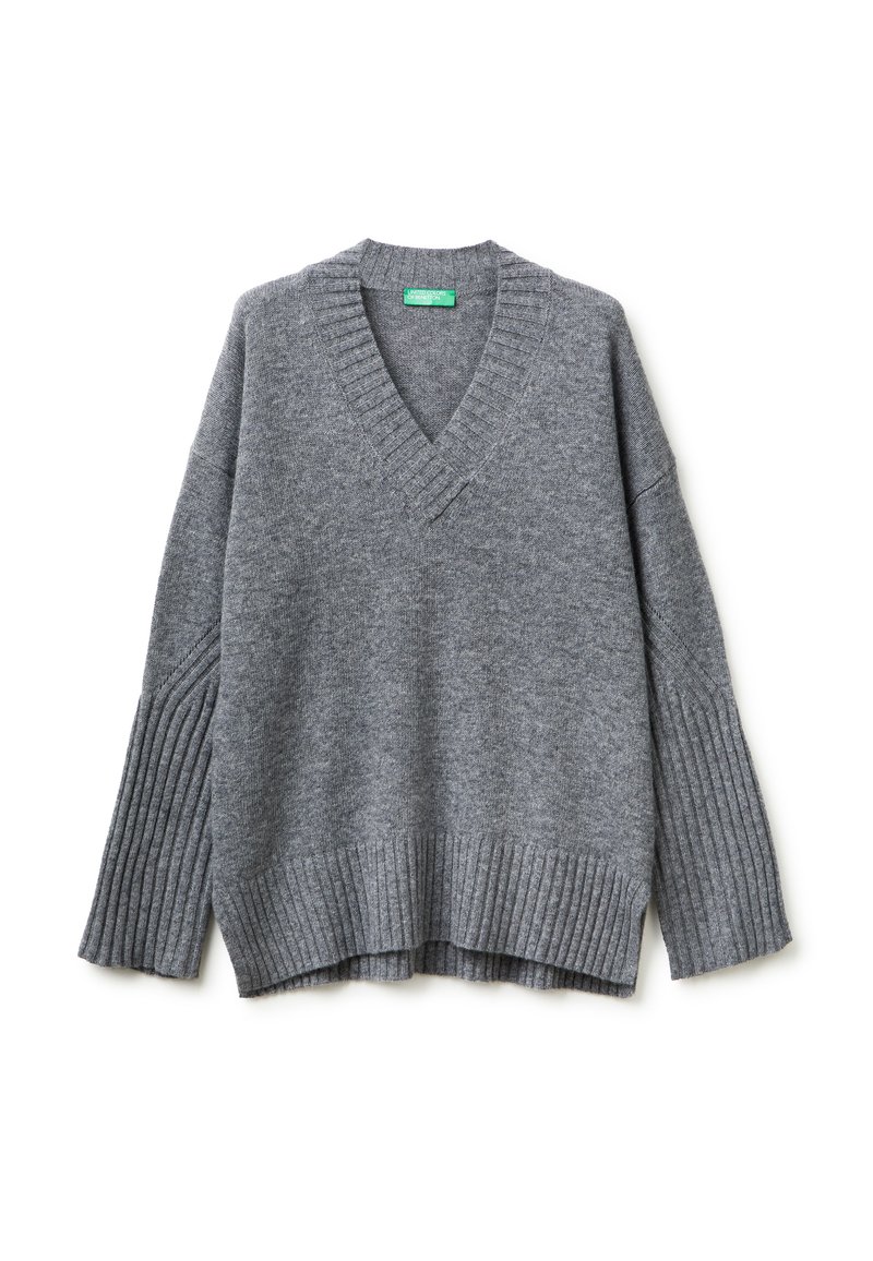 Pullover grigio a scollo a V realizzato in morbido tessuto a maglia, con polsini e orlo a coste, dal taglio rilassato e spalle scese.