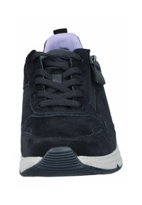 Zwarte suède sneakers met vetersluiting, zijrits, witte zool en getextureerde rubberen buitenzool. Voorzien van een gevoerde kraag en tong.